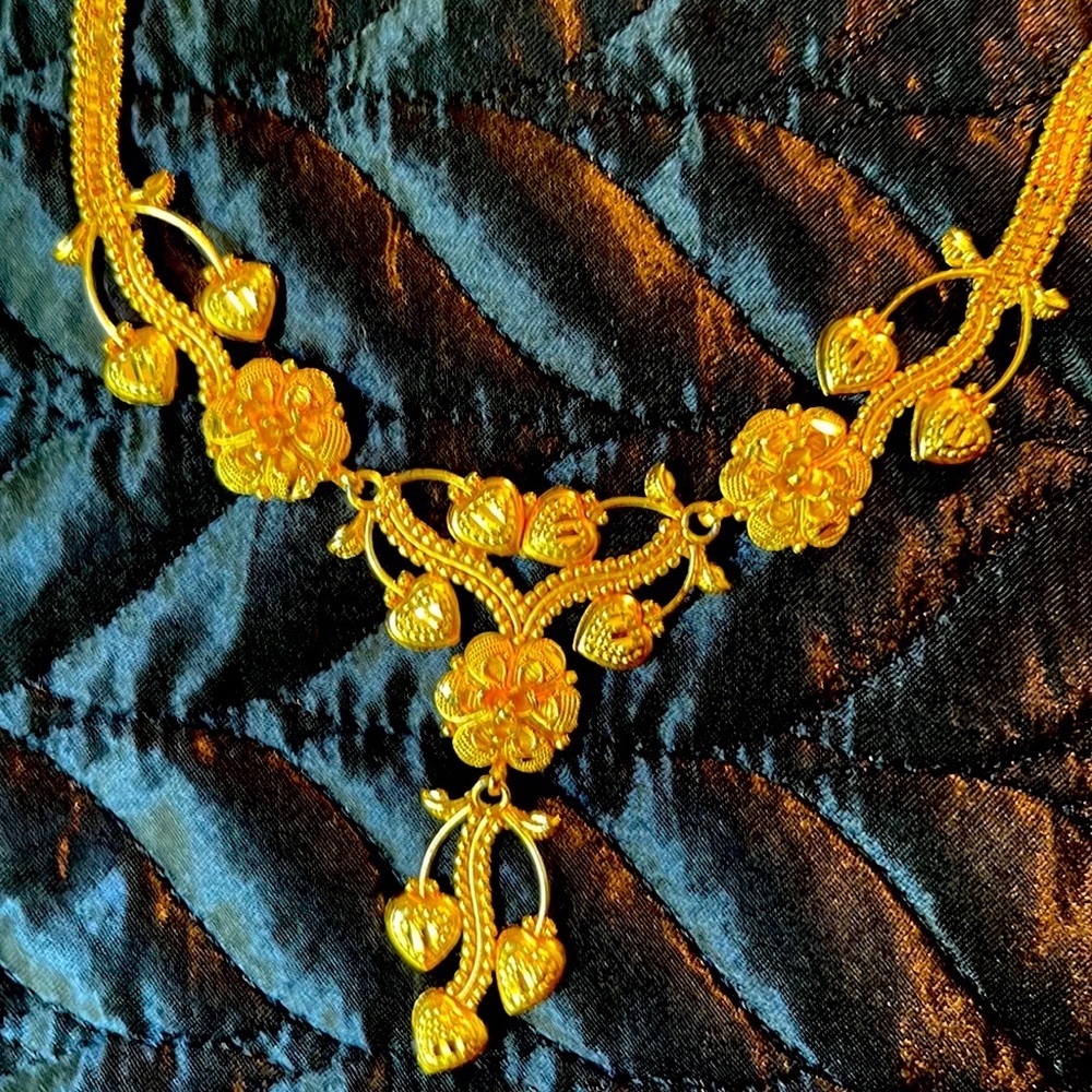 This statement piece 22K gold plated necklace set is Beautiful.